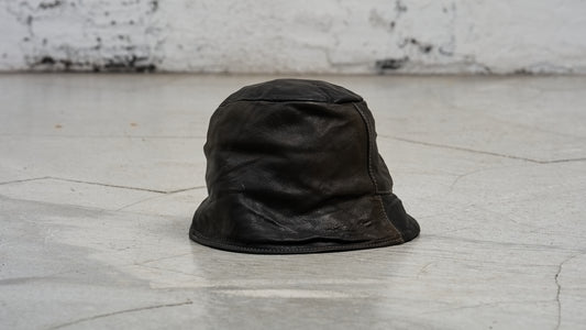 <span>27.1</span><span>"DISPLACEMENT"</span>CLOCHE HAT<br>DEER FULL GRAIN 0.8<br>COL.26