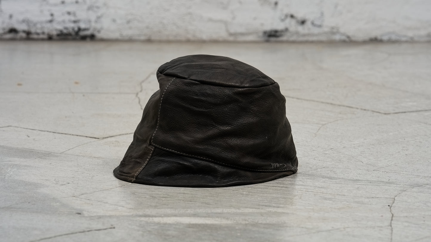 <span>27.1</span><span>"DISPLACEMENT"</span>CLOCHE HAT<br>DEER FULL GRAIN 0.8<br>COL.26