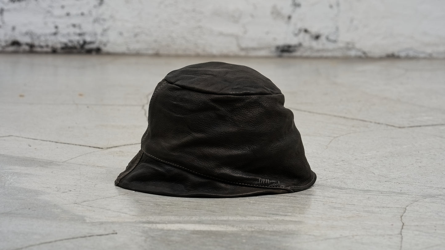 <span>27.1</span><span>"DISPLACEMENT"</span>CLOCHE HAT<br>DEER FULL GRAIN 0.8<br>COL.26