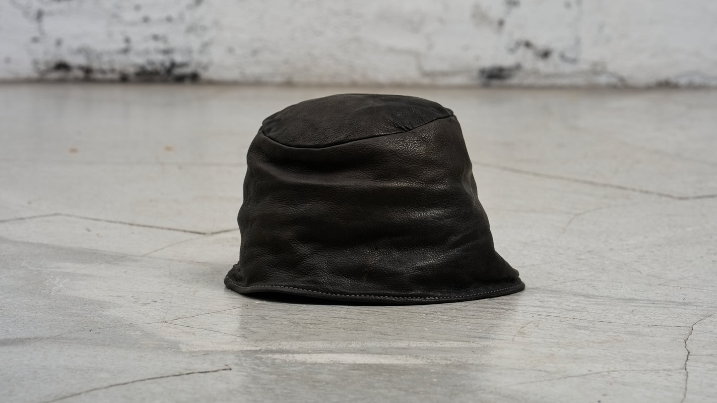 <span>27.1</span><span>"DISPLACEMENT"</span>CLOCHE HAT<br>DEER FULL GRAIN 0.8<br>COL.26