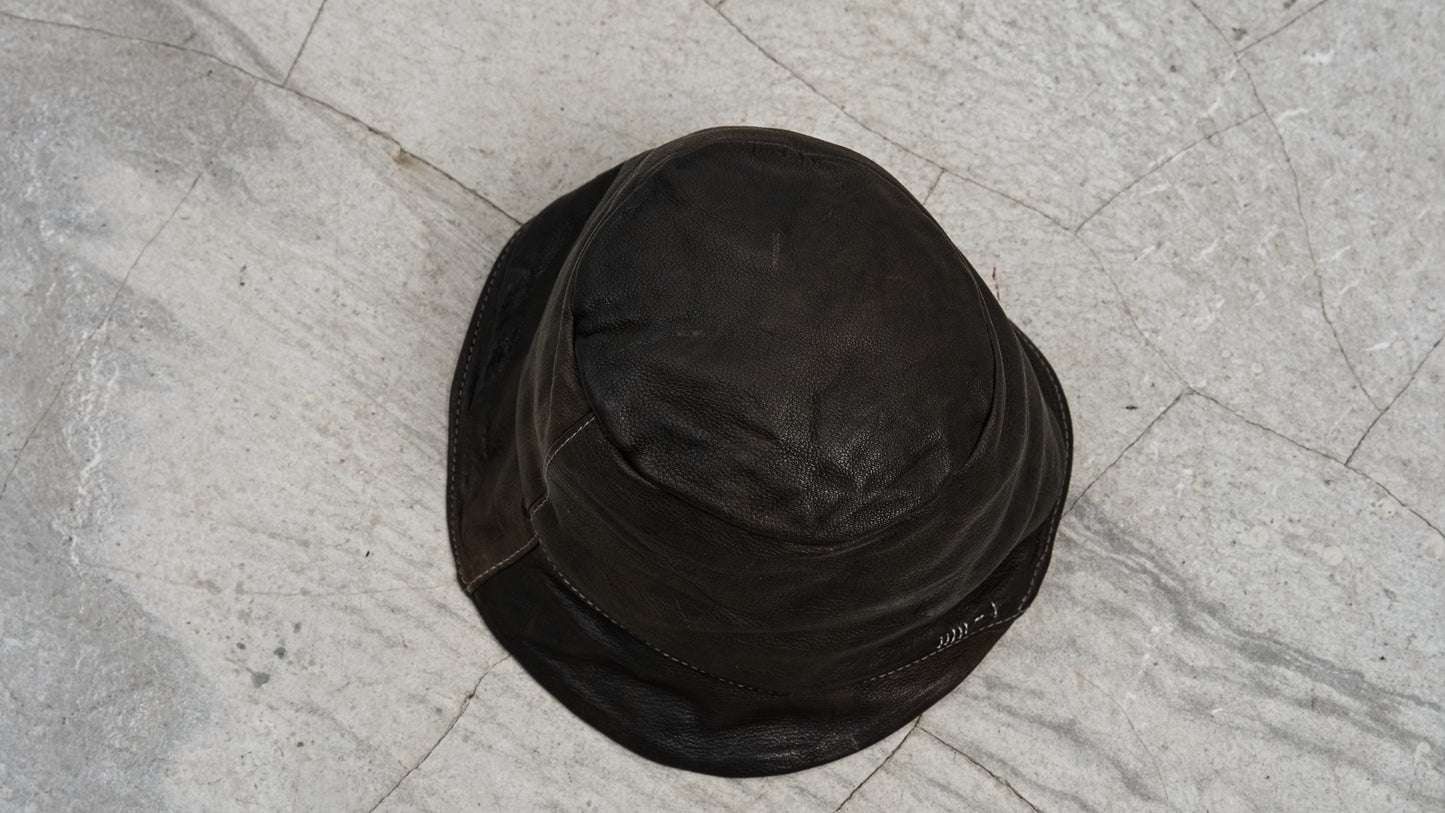 <span>27.1</span><span>"DISPLACEMENT"</span>CLOCHE HAT<br>DEER FULL GRAIN 0.8<br>COL.26